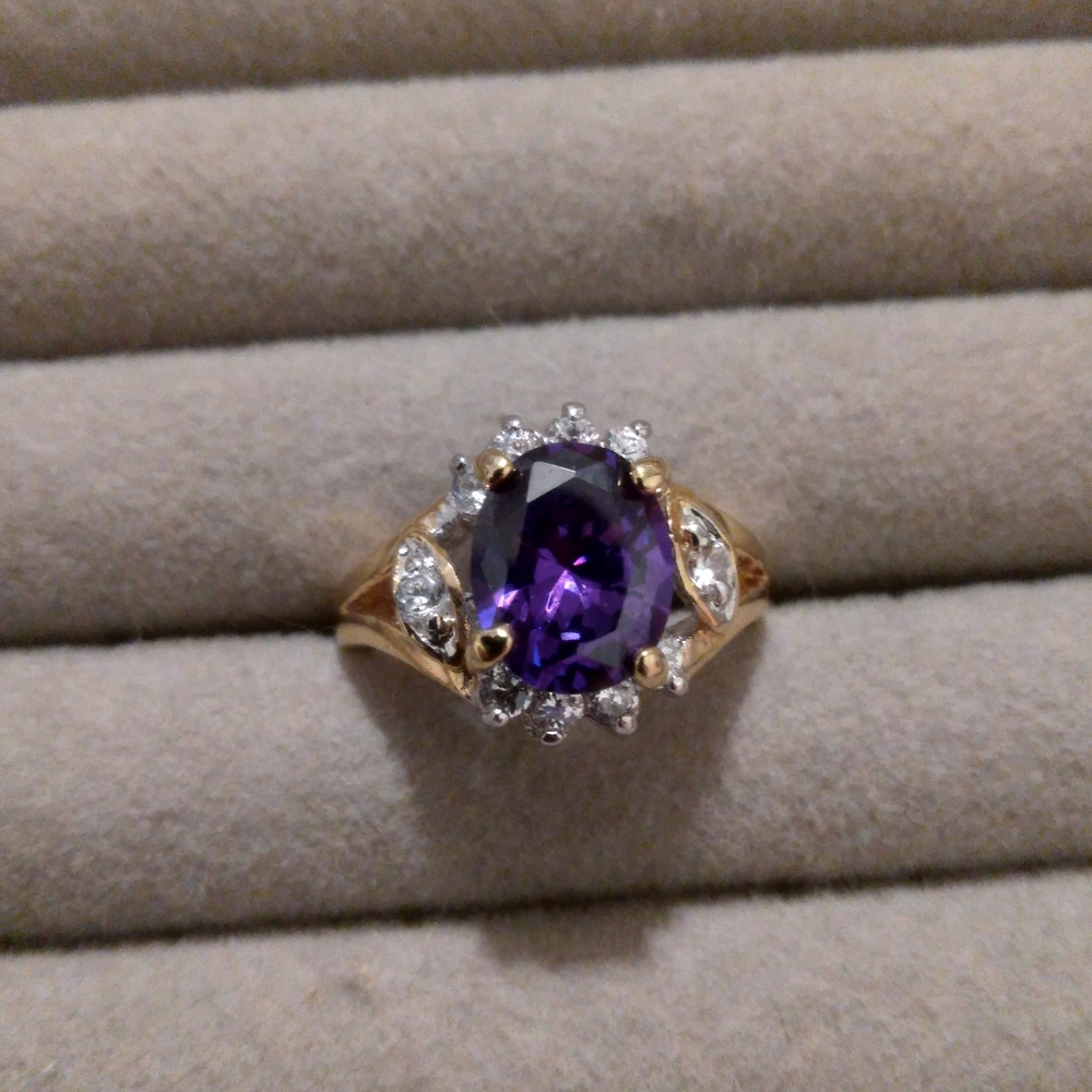 Beautiful ring goldtone purple blue stone size 7